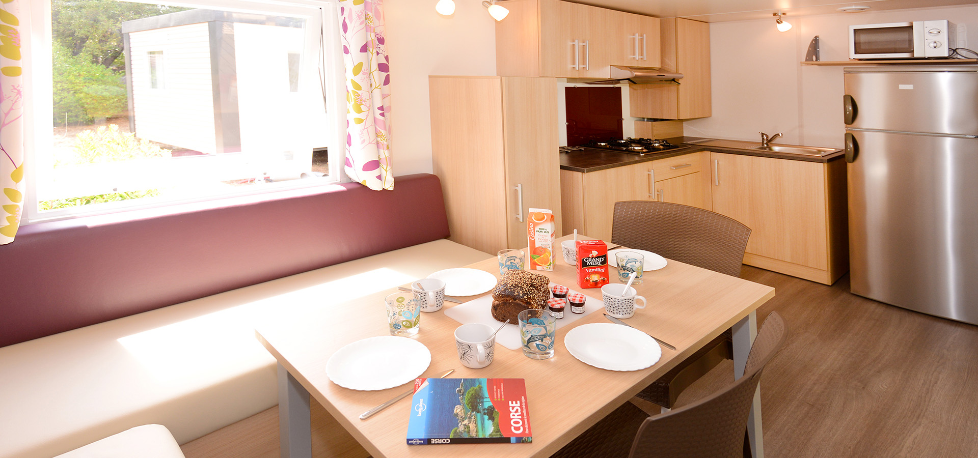 Camping la vetta location MH superieur 2CH cuisine table